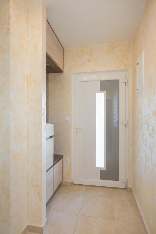 Apartment Tikvarin, Kastel Kambelovac Kastela Exterior photo